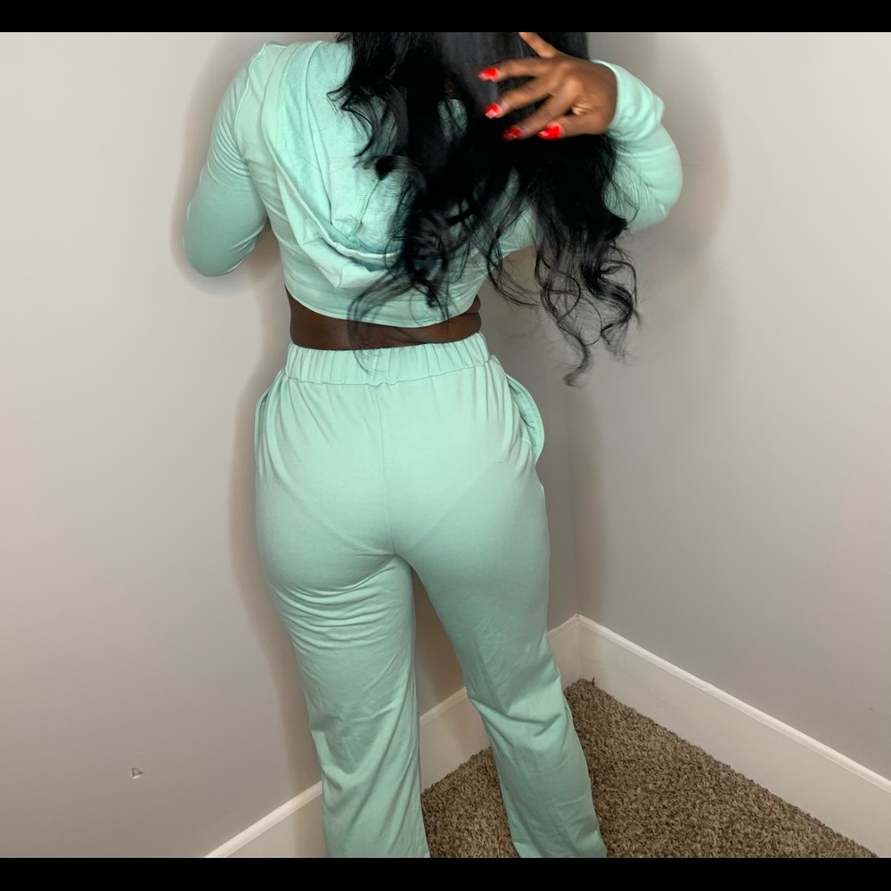 two piece set - Picture 2 of 3
